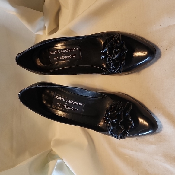 Leather heels with flower embellishments. - Picture 1 of 5